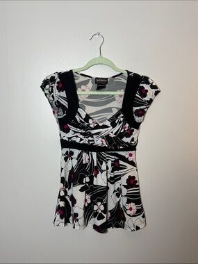 Hot Tempered White & Black Floral Empire-Waist Top with Pink Accents Small